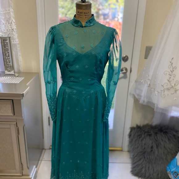 Dresses - Picture 8 of 12